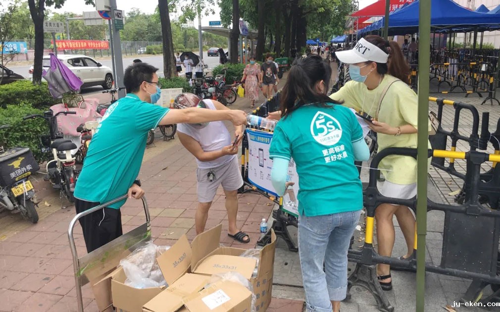 助力疫情防控|米优app下载安装官方向疫苗临时接种点送清凉