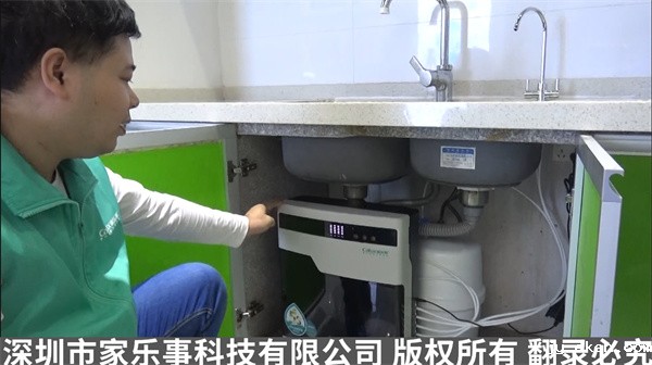 师傅正在安装净水器 师傅正在安装净水器
